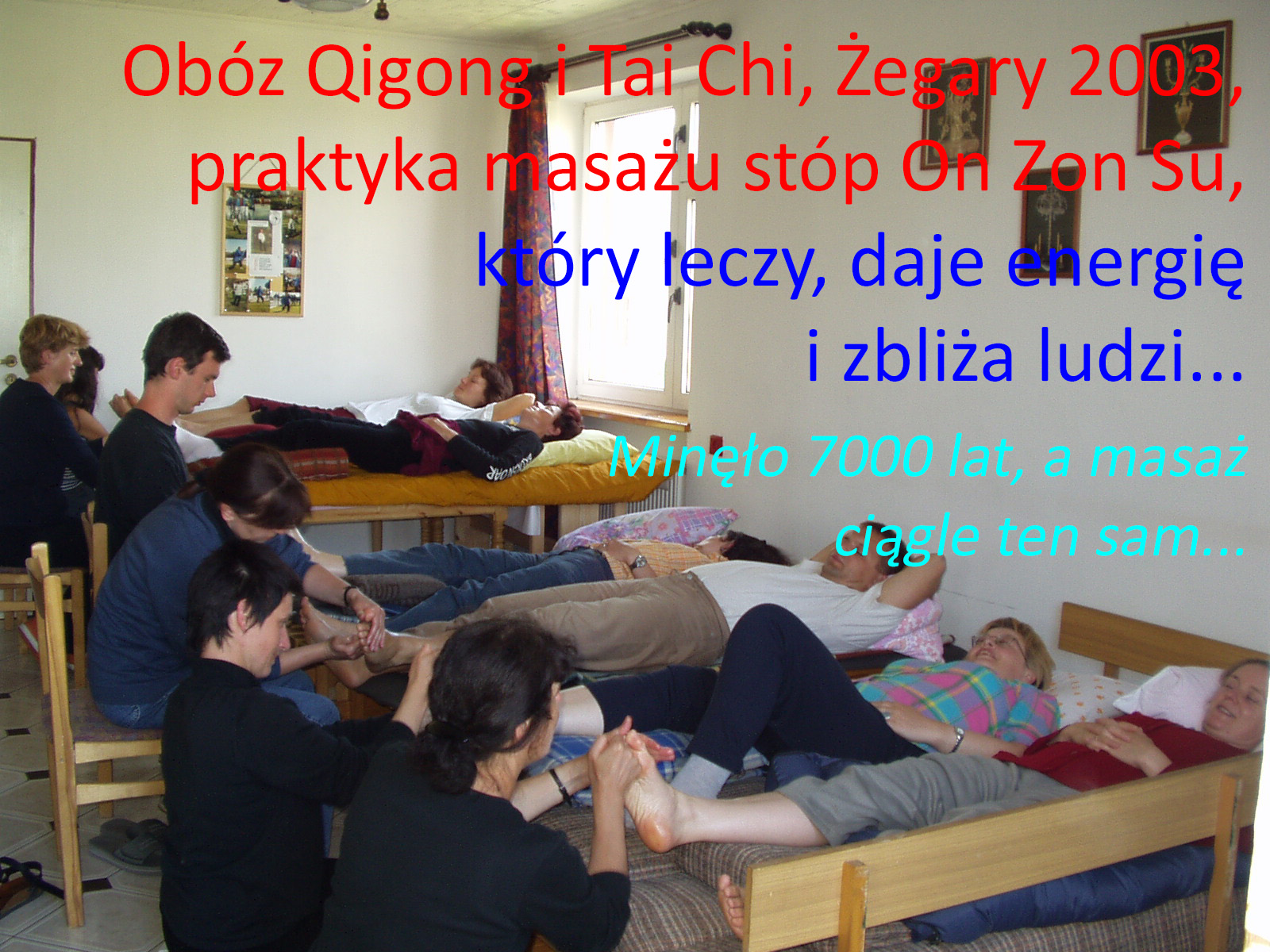 Praktyka masażu On Zon Su, zbliżającego, zaprzyjaźniającego ze sobą ludzi, dającego zdrowie,  oraz harmonię ciała i umysłu, na obozie Qigong i Tai Chi, prowadzonym jak zwykle przez Ladę Malinakovą, w Żegarach w 2003 roku, Fot. Marian Nosal 2003